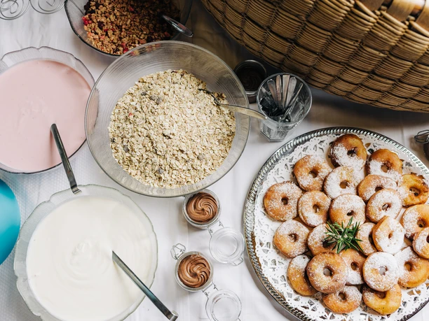 Wiriehorn: Joghurt und Cerealien beim Sonntagsbrunch Frühstücksbuffet mit Joghurt in Schüsseln, Cerealien und Apfelküchlein