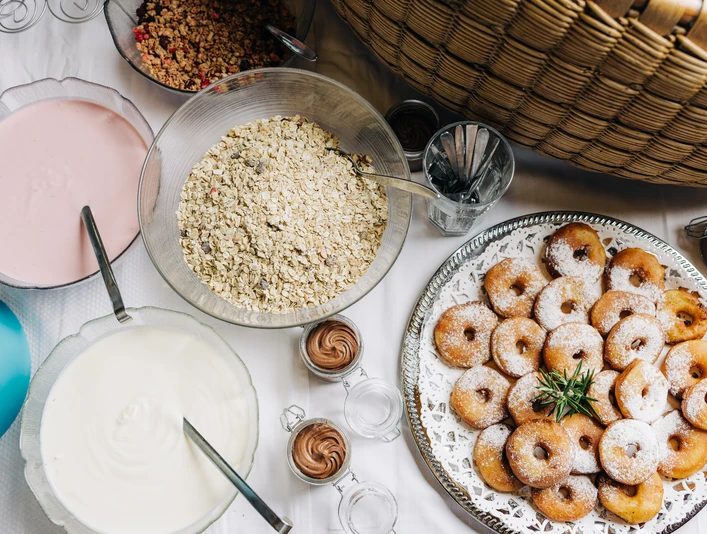 Wiriehorn: Joghurt und Cerealien beim Sonntagsbrunch Frühstücksbuffet mit Joghurt in Schüsseln, Cerealien und ApfelküchleinBreakfast buffet with yogurt in bowls, cereals and apple cakesPetit déjeuner buffet avec yaourt dans des bols, céréales et beignets aux pommes