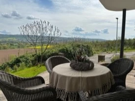 Terrasse mit Sitzgelegenheit und unverbautem Ausblich über Felder