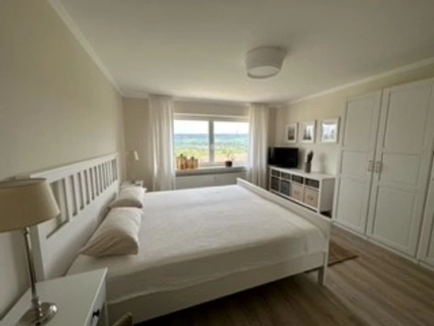 haus_ella_schlafzimmer1.jpg Schlafzimmer mit Doppelbett, Sideboard und großem Kleiderschrank