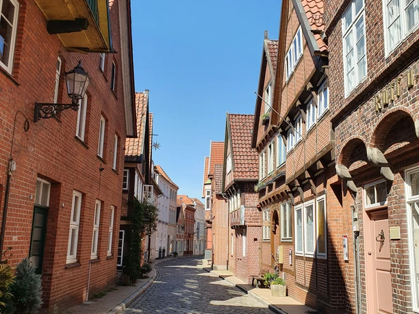 Eine Straße mit alten Backsteinhäusern in der Altstadt von Lauenburg.