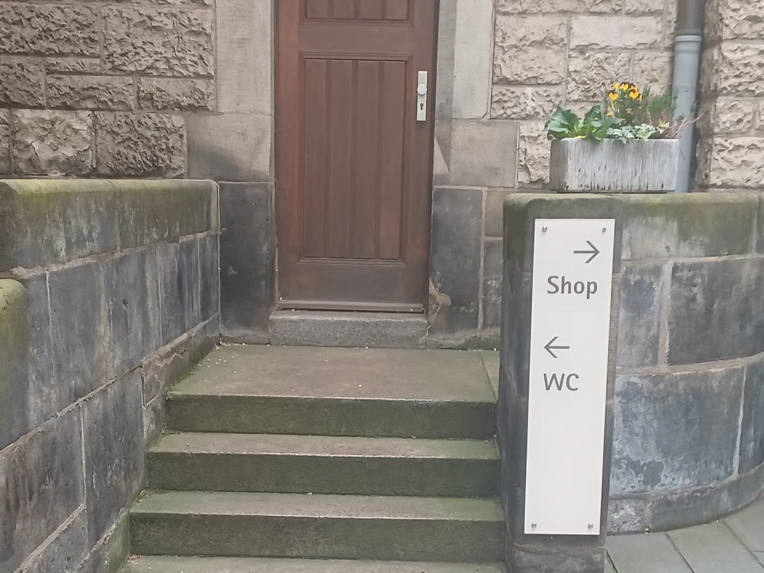 Öffentliche Toilette an der Thomakirche - Barrierefreie Sanitäranlagen in Leipzig Öffentliche Toilette an der Thomaskirche in LeipzigPublic toilet at St. Thomas Church in LeipzigVeřejné toalety v kostele svatého Tomáše v LipskuToaleta publiczna przy kościele św. Tomasza w LipskuOpenbaar toilet in de Thomaskerk in LeipzigBagno pubblico nella chiesa di San Tommaso a Lipsia