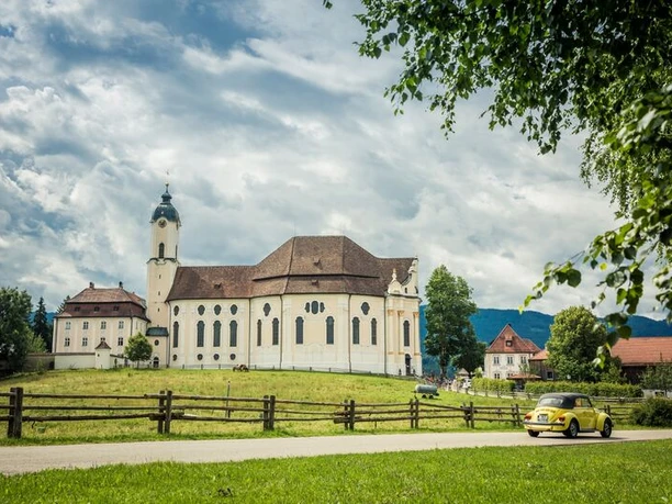 Wieskriche an der Alpenstraße Abenteuer Alpenstrasse, bayrische Alpenstrasse vom Königsee bis Bodensee,
Wallfahrtskirche Wieskirche, bei Steingaden