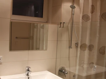 Bad mit Dusche und WC im Untergeschoß