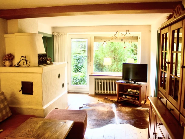 Wohnzimmer+mit+Kachelofen