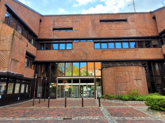 Kreisverwaltung_Silvana Dust_20230510_1980x1310.jpg Außenansicht der Kreisverwaltung Herzogtum Lauenburg mit Eingang