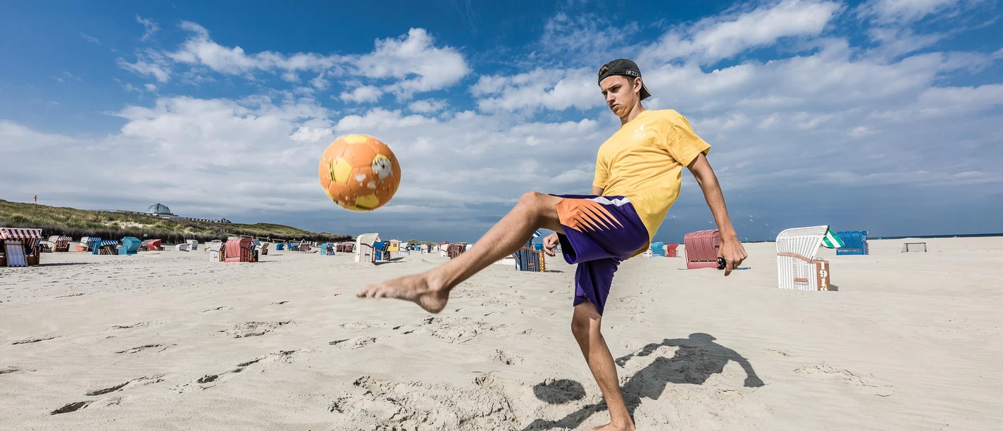 Ball-spielen-am-Strand-Juist