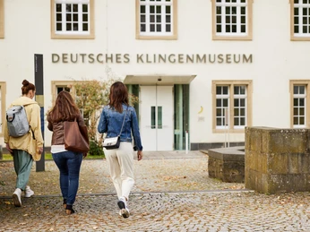 Deutsches Klingenmuseum Solingen Drei Personen vor dem Klingenmuseum
