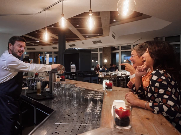 Essential by Dorint Hotel Zwei Personen lassen sich an der Bar bedienen