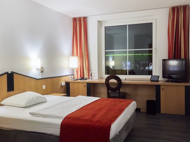 Essential by Dorint Hotel Blick in ein Hotelzimmer