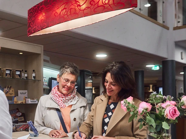 Essential by Dorint Hotel Zwei Personen checken an der Rezeption ein