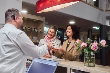 Essential by Dorint Hotel Zwei Personen checken an der Rezeption ein
