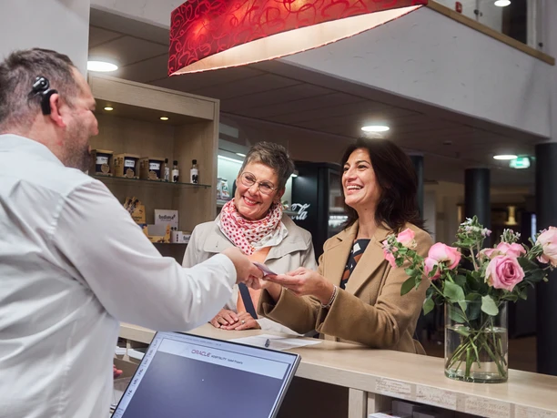 Essential by Dorint Hotel Zwei Personen checken an der Rezeption ein