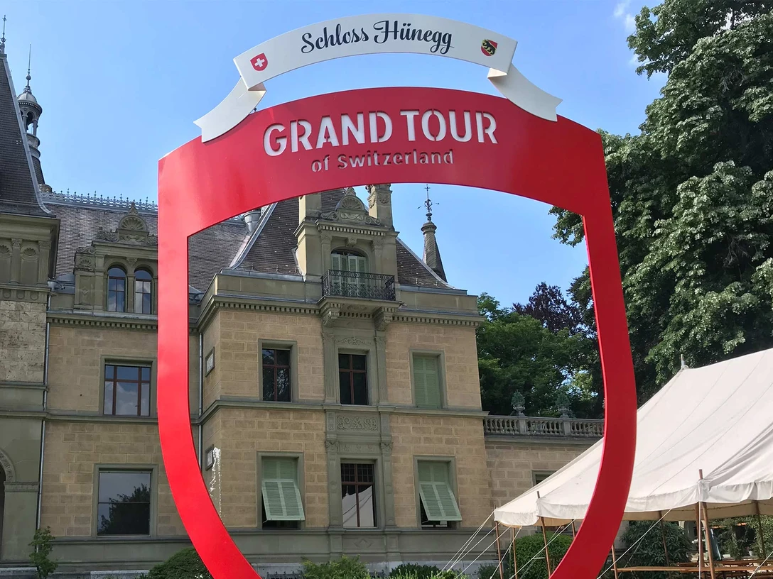 grand-tour-foto-spot-schloss-huenegg.jpg Grand Tour, Foto-Spot Schloss HüneggGrand Tour, Hünegg Castle photo spotGrand Tour, spot photo du château de Hünegg