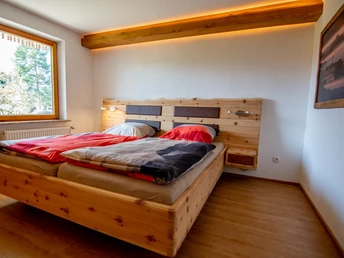Schlafzimmer mit Zirbenholzbett