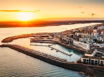 Kap am Zwenkauer See bei Sonnenuntergang Das Bild zeigt das Kap am Zwenkauer See bei Sonnenuntergang. Der Himmel ist in warmen Orangetönen gefärbt, während die Sonne knapp über dem Horizont steht. The picture shows the cape on Lake Zwenkau at sunset. The sky is colored in warm orange tones while the sun is just above the horizon.Na obrázku je mys na jezeře Zwenkau při západu slunce. Obloha je zbarvena do teplých oranžových tónů, zatímco slunce je těsně nad obzorem.Zdjęcie przedstawia przylądek na jeziorze Zwenkau o zachodzie słońca. Niebo jest zabarwione ciepłymi pomarańczowymi odcieniami, a słońce znajduje się tuż nad horyzontem.De foto toont de kaap aan het Zwenkauer meer bij zonsondergang. De lucht is gekleurd in warme oranje tinten terwijl de zon net boven de horizon staat.L'immagine mostra il promontorio sul lago Zwenkau al tramonto. Il cielo si colora di calde tonalità arancioni mentre il sole è appena sopra l'orizzonte.