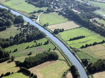 Luftbild Rund um Fitzen Eine Luftaufnahme des Elbe-Lübeck-Kanals bei Fitzen.