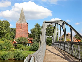 Kirche und Kirchsteigbrücke in Berkenthin