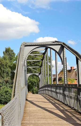 Kirche und Kirchsteigbrücke in Berkenthin