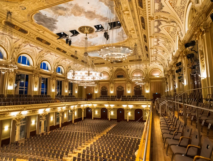 Historische Stadthalle Wuppertal Großer goldener Saal mit vielen Zuschauerplätzen