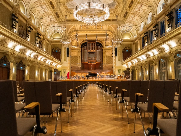 Historische Stadthalle Wuppertal Großer Saal mit aufgereihten Stühlen und Orchester