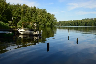 Boote auf dem Pipersee Zwei Boote liegen an einem Steg auf dem Pipersee.