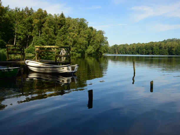 Boote auf dem Pipersee Zwei Boote liegen an einem Steg auf dem Pipersee.