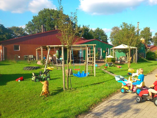 Hofareal mit viel Platz zum Spielen Hofareal mit viel Platz zum SpielenCourtyard area with plenty of space to playGårdhave med masser af plads til at legeBinnenplaats met veel ruimte om te spelen