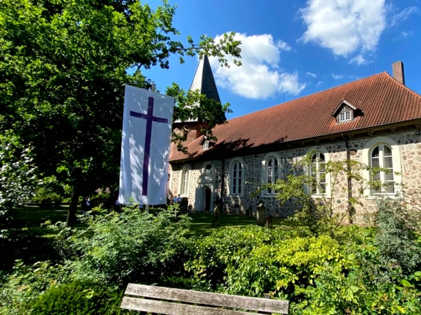 Seitenansicht der St.-Lamberti-Kirche in Selsingen Seitenansicht der St.-Lamberti-Kirche in Selsingen