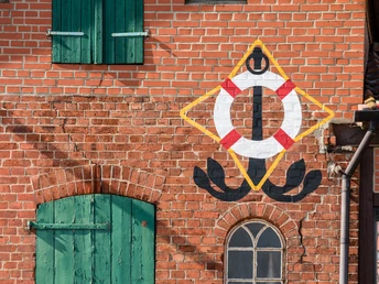 Backsteingebäude mit Straßenkunst in Lauenburg