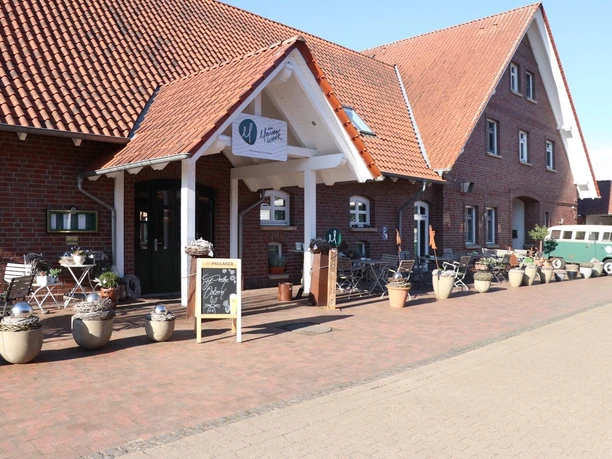 Frontansicht Das Mauerwerk Zu sehen ist die Frontansicht des Mauerwerks. Das Gebäude ist groß und mit rotem Klinker bedeckt.