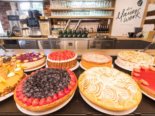 Torten Das Mauerwerk Zu sehen ist die riesige Kuchenauswahl, die im Mauerwerk angeboten wird.