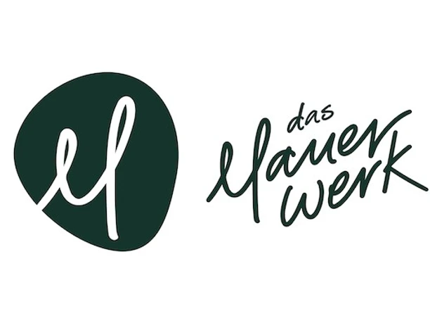 Logo Das Mauerwerk Auf dem Bild ist das Logo des Mauerwerks zu erkennen. Der Schriftzug "Das Mauerwerk" ist dunkelgrün. Zudem ist der Hintergrund in weiß gehalten worden.
