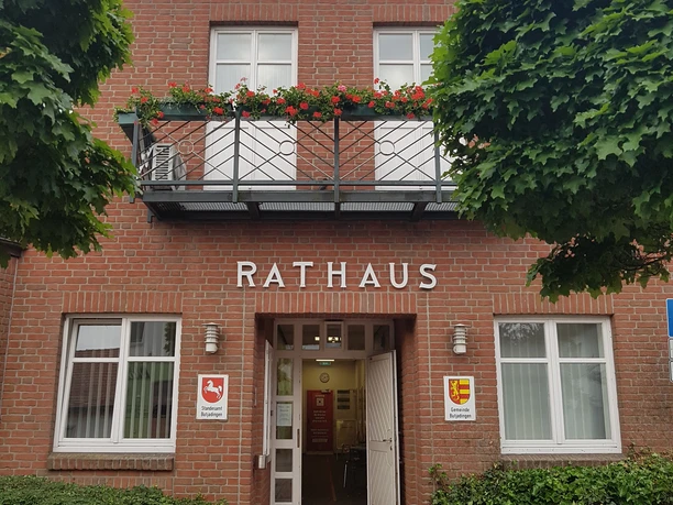 2021_Rathaus Tür offen.jpg