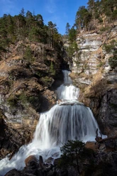 Kuhfluchtwasserfälle Farchant Felsen, Nadelbäume und dazwischen die Kuhfluchtwasserfälle