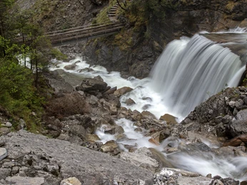 Kuhfluchtwasserfälle Farchant Wasserfälle von oben auf der rechten Seite. Linker Hand die obere Kuhfluchtbrücke die weiter zum Hohen Fricken führt