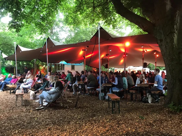 Büdchen am Westerberg.jpg Büdchen am Westerberg mit Bierzeltgarnituren draußen