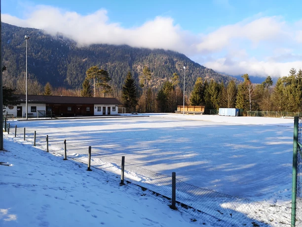 Eisplatz Farchant Eisplatz, im Hintergrund der Umkleideraum und Vereinslokal