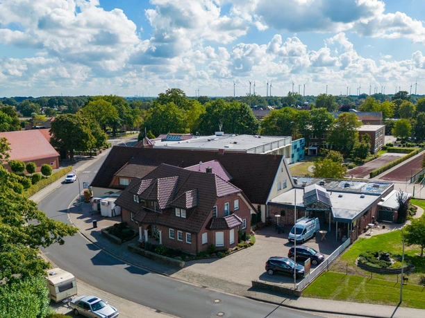 Lüns von oben.jpg Luftaufnahme der Lüns Gastronomie in Freren mit Haupthaus, Nebengebäuden und umliegendem Grün.