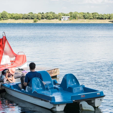 Sur les rives du lac de Kulkwitz, des pédalos bleus sont ancrés, prêts pour de longues balades en mer.