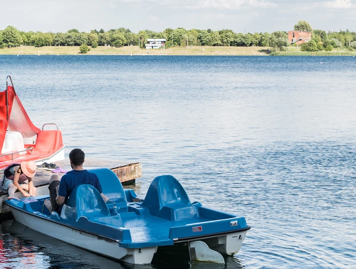 Tretbootausleih am Kulkwitzer See im Leipziger Neuseenland Am Ufer des Kulkwitzer Sees liegen blaue Tretboote vor Anker, bereit für ausgedehnte Seefahrten.Blue pedal boats are anchored on the shores of Lake Kulkwitz, ready for long cruises.Na břehu jezera Kulkwitz kotví modrá šlapadla připravená na dlouhé námořní plavby.Niebieskie rowery wodne są zacumowane na brzegu jeziora Kulkwitz, gotowe do długich podróży morskich.Blauwe waterfietsen liggen aangemeerd aan de oevers van het Kulkwitzmeer, klaar voor lange zeereizen.I pedalò blu sono ormeggiati sulle rive del lago Kulkwitz, pronti per lunghi viaggi in mare.