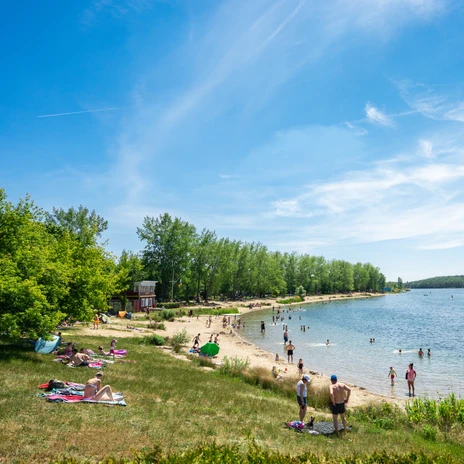 Badegäste am Ufer des Kulkwitzer Sees