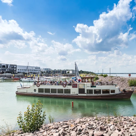 MS Santa Barbara auf dem Zwenkauer See - Schifffahrt im Leipziger Neuseenland