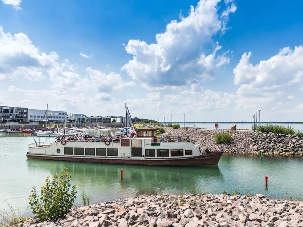 MS Santa Barbara auf dem Zwenkauer See - Schifffahrt im Leipziger Neuseenland De volledig bemande MS Santa Barbara verlaat de haven en vaart het open meer op, scheepvaart, leipzig nieuw merengebied, excursie