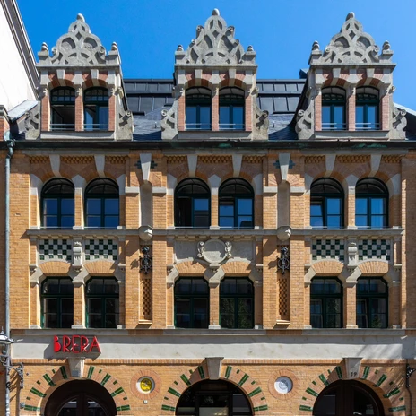 Spojrzenie na historyczną fasadę Brera Serviced Apartments przy lipskiej Große Fleischergasse, zakwaterowanie w Lipsku