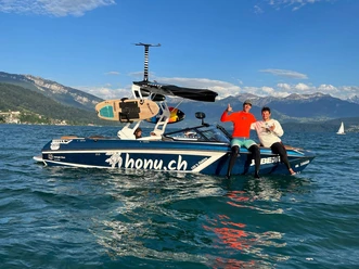 honu-wassersport-center-thunerseee-elektroboot-surfer.jpg