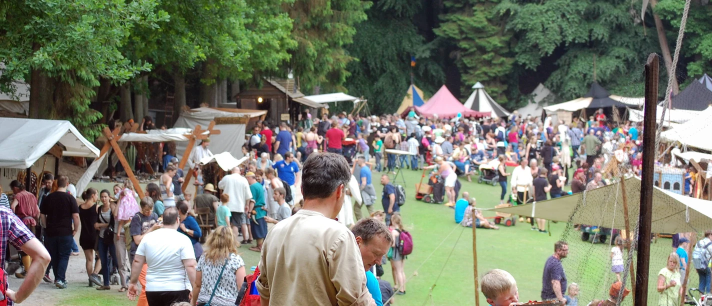 Buntes Markttreiben auf dem Mittelalterspektakel vom Wildpark Schwarze Berge.jpg