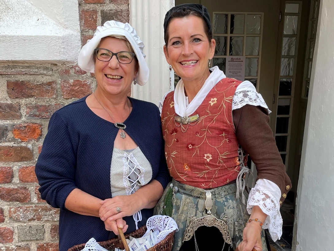 Erzähltheater mit Daje und Geeske Auf dem Bild sind Daje und Geeske vor der Tür der Greetsieler Kirche zu sehen