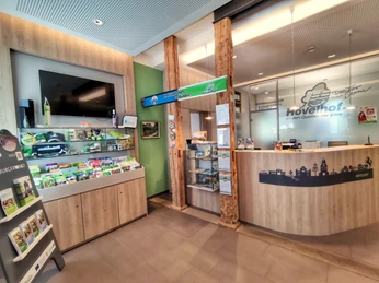 Hoevelhof-Tourist_Information_03-CC_BY_SA-Tourist_Information_Hoevelhof.jpg Die Tourist-Information in Hövelhof mit modernem Empfangsbereich und vielseitiger Broschürenauswahl.