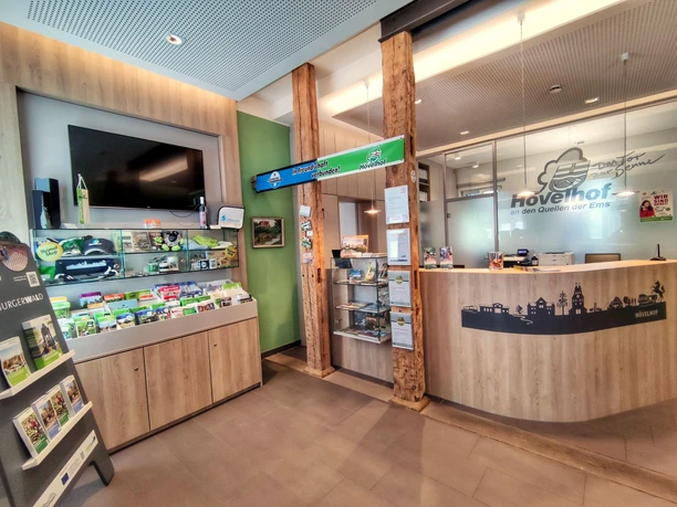 Hoevelhof-Tourist_Information_03-CC_BY_SA-Tourist_Information_Hoevelhof.jpg Die Tourist-Information in Hövelhof mit modernem Empfangsbereich und vielseitiger Broschürenauswahl.